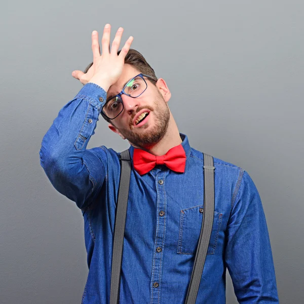 Portrait of forgetful man against gray background — Stock Photo, Image