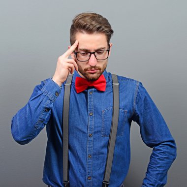 Gri arka planı konsantre genç adam portresi