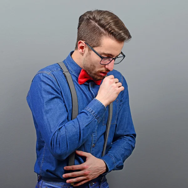 灰色の背景に対して咳病気の男のポートレート — ストック写真