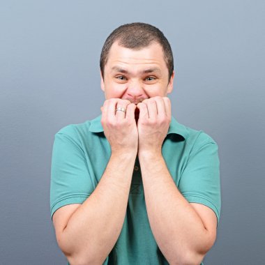 Isırma çivi ve varlık bir adam portresi karşı gri bac korkuttu