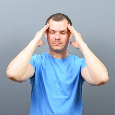 Parmak foreheah koyarak ve konsantrasyon için çalışan bir adam portresi