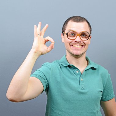 Ok işareti gri arka plan karşı gösterilen bir adam portresi