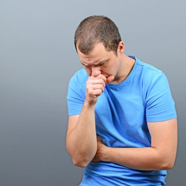 Kronik öksürük gelen acı bir adam portresi