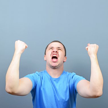 Zafer ya da kazanmak agains kutluyor kendinden geçmiş genç adam portresi