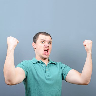 Zafer ya da kazanmak agains kutluyor kendinden geçmiş genç adam portresi