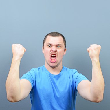 Zafer ya da kazanmak agains kutluyor kendinden geçmiş genç adam portresi