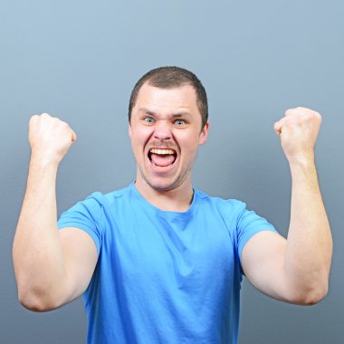 Zafer ya da kazanmak agains kutluyor kendinden geçmiş genç adam portresi