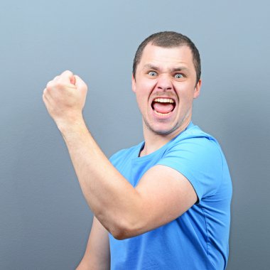 Zafer ya da kazanmak agains kutluyor kendinden geçmiş genç adam portresi