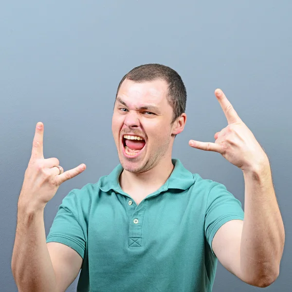 Portrait of a angry threatening man screaming against gray backg — Stock Photo, Image