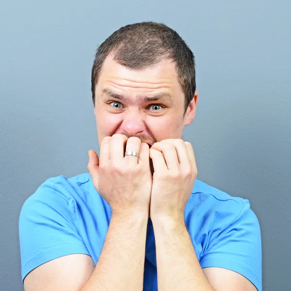 Hombre mordiéndose las uñas - concepto de mal hábito —  Fotos de Stock