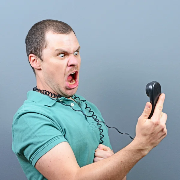 Az ember kellemetlen beszélgetést a telefon — Stock Fotó