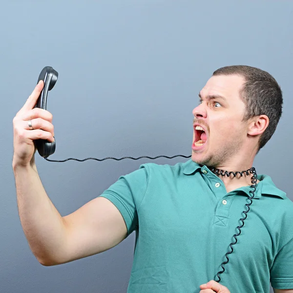 Man met onaangename gesprek op telefoon — Stockfoto