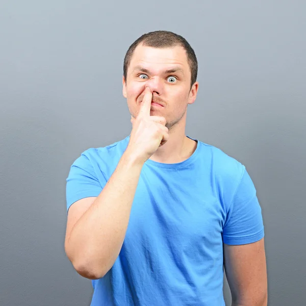 Hombre metiéndose el dedo en la nariz - Concepto de mal hábito —  Fotos de Stock