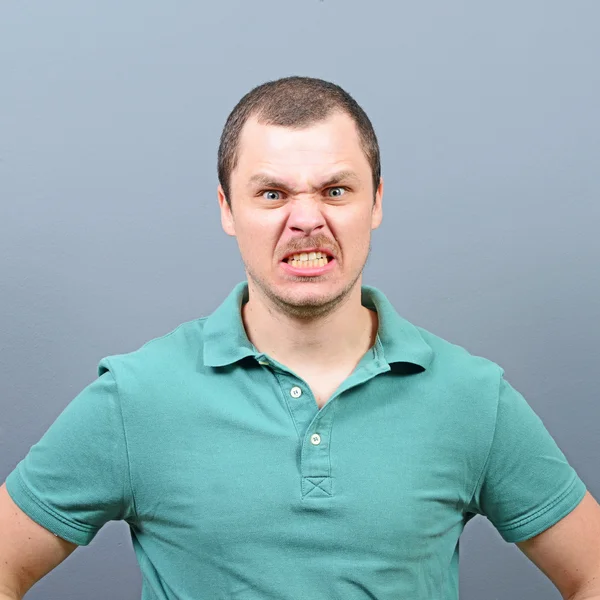 Retrato de un hombre de aspecto loco sobre fondo gris —  Fotos de Stock