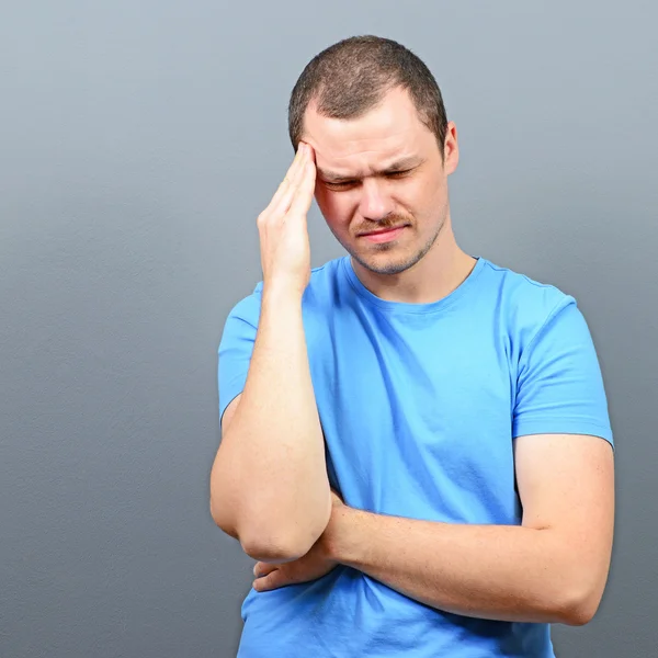 Egy ember szenved fejfájás portréja — Stock Fotó