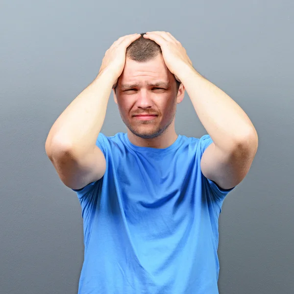 Porträt eines Mannes, der unter Kopfschmerzen leidet — Stockfoto