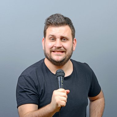 Komik tombul adam şarkıcı gri bir arka plana dayanır portresi