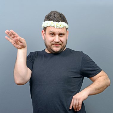 Çiçek çelenk baş ve b üzerinde giyen komik tombul adam portresi