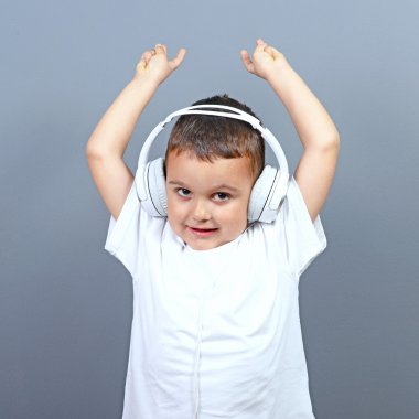 Sevimli küçük çocuk çocuk müzik dinleme gr karşı büyük kulaklıklar üzerinde