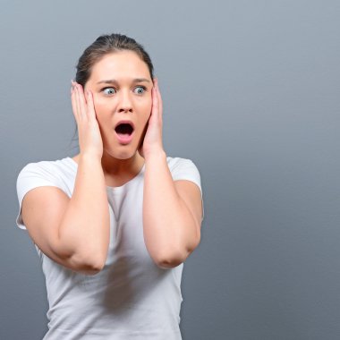 Gri bir arka plana dayanır hayran bir kadın portresi