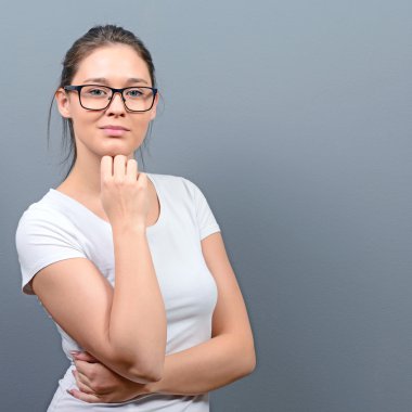 Gri bir arka plana dayanır gülümseyen iş kadın portresi