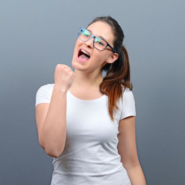 Mutlu bir kadın portresi pompalama yumruk kendinden geçmiş exults kutluyor