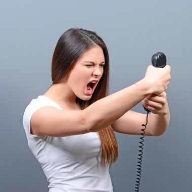 Hoş olmayan telefon si gri bac karşı olan kadın portresi