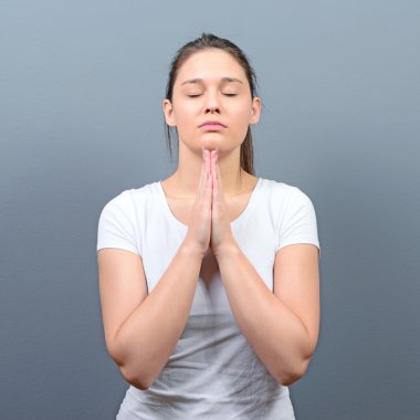 Bir şey hakkında dua veya gri karşı merhamet için yalvarıyor kadın 