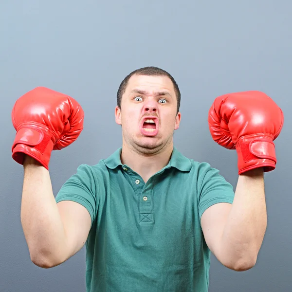 회색 배경 재미 있는 권투 선수의 초상화 — 스톡 사진