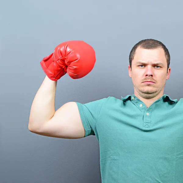 Portrét legrační boxer proti šedé pozadí — Stock fotografie