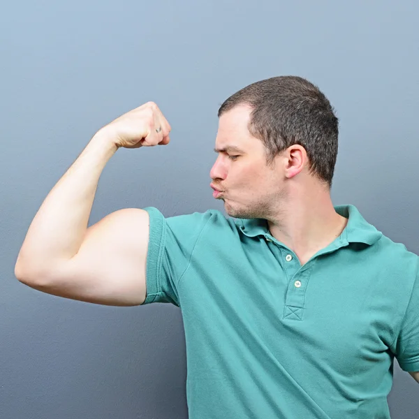 Portret mężczyzny popisać z jego biceps — Zdjęcie stockowe