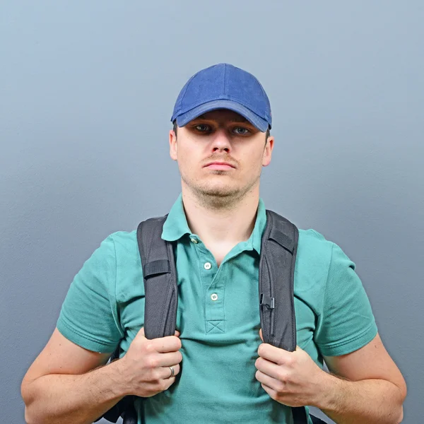 Retrato de hombre con mochila sobre fondo gris - Explor —  Fotos de Stock