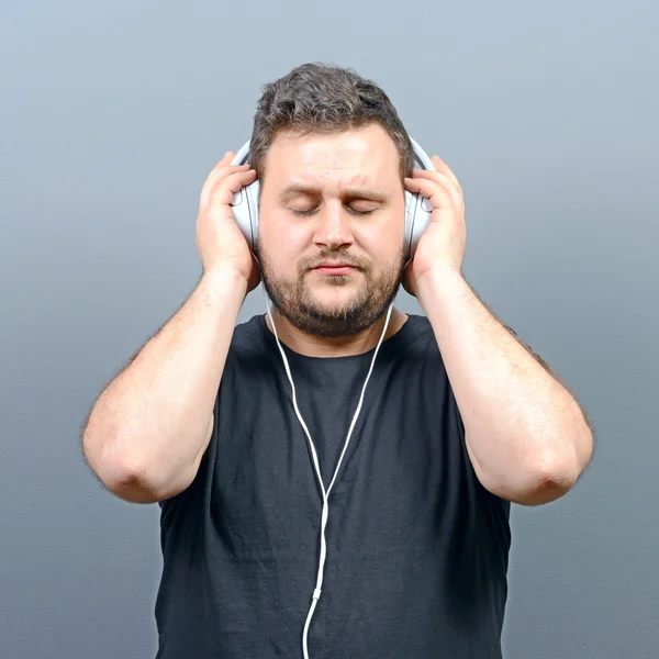 Παχουλός άνθρωπος απολαμβάνοντας μουσική — Φωτογραφία Αρχείου
