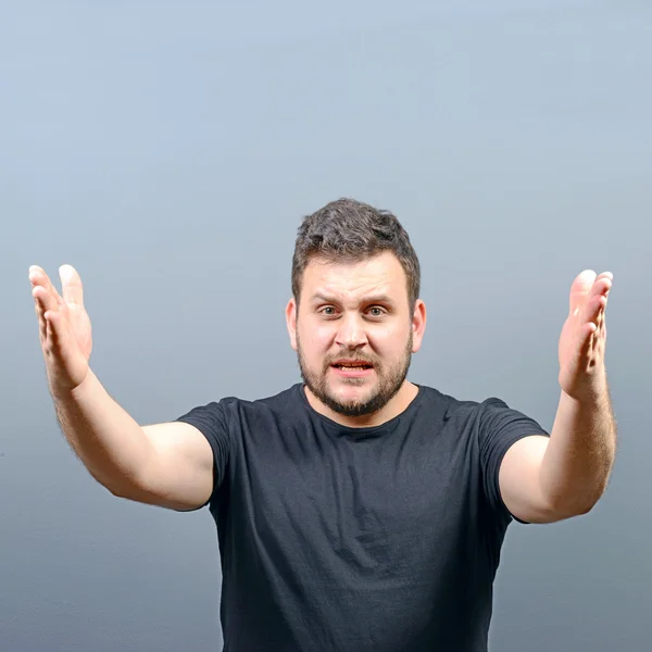 Retrato de un hombre enojado gritando sobre fondo gris —  Fotos de Stock