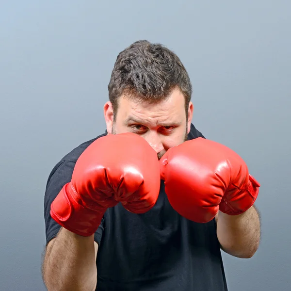 Podobizna buclaté boxer pózuje s Boxerské rukavice — Stock fotografie