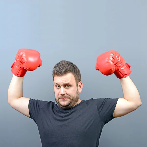 Retrato de boxeador gordito posando con guantes de boxeo como campeón — Foto de Stock