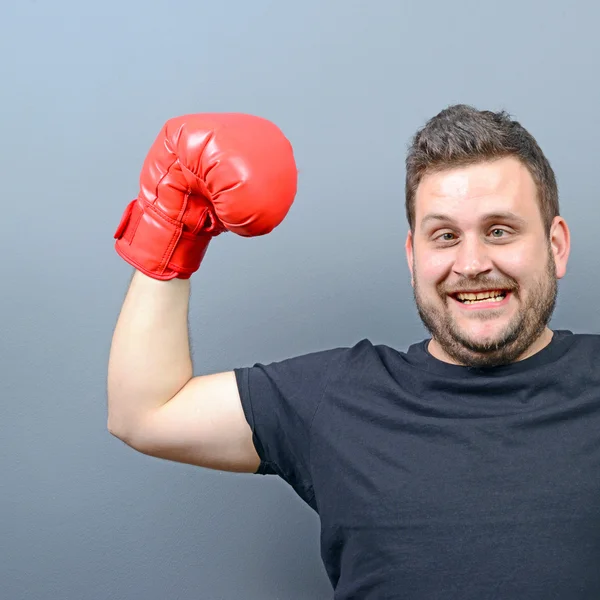 胖乎乎的拳击手用拳击手套冒充冠军的肖像 — 图库照片