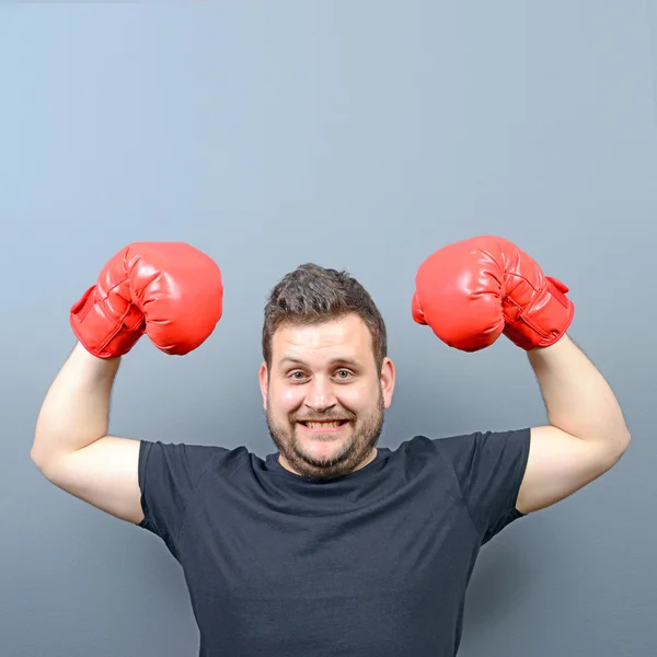 Retrato de boxeador gordito posando con guantes de boxeo como campeón — Foto de Stock