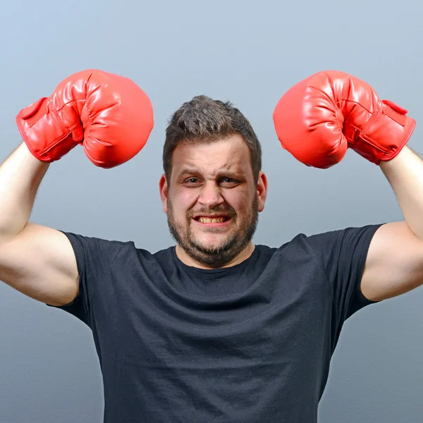 Retrato de boxeador gordito posando con guantes de boxeo como campeón — Foto de Stock