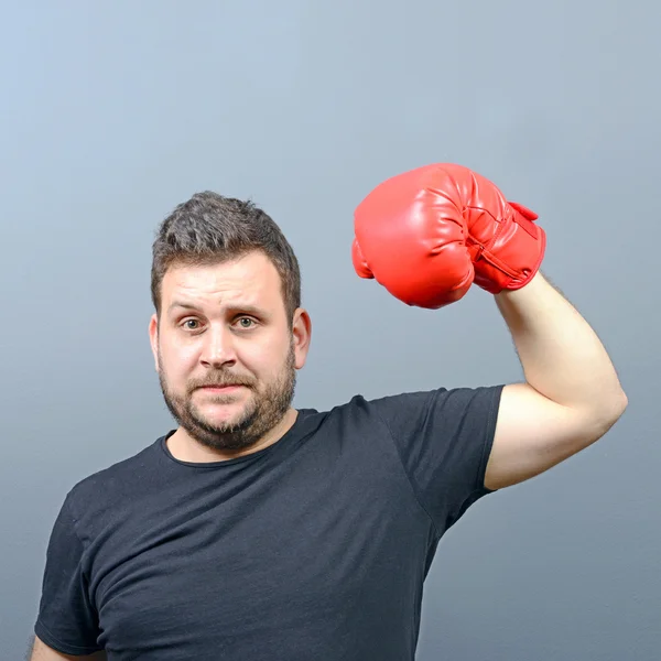 Retrato de boxeador gordito posando con guantes de boxeo como campeón —  Fotos de Stock