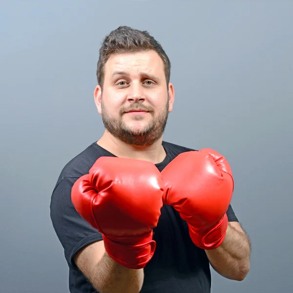 Portret van mollige bokser poseren met bokshandschoenen — Stockfoto