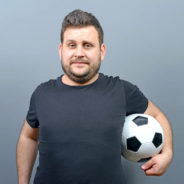 Porträtt av knubbiga mannen hålla fotboll - fotboll fan anhängare — Stockfoto