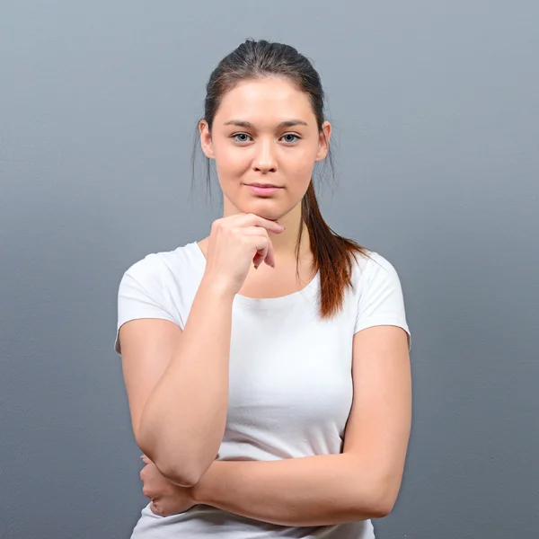 Portrait of a smiling business woman against gray background — Stock Photo, Image