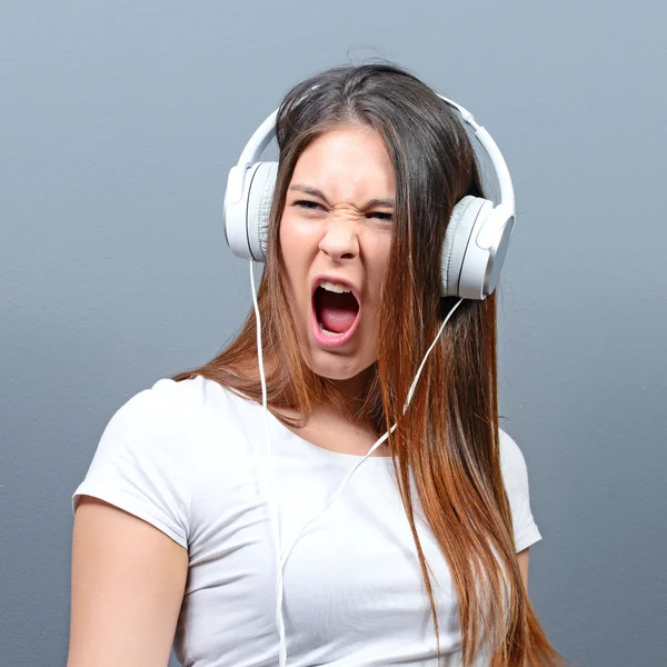 Portret van dansende stedelijke vrouw tegen de grijze achtergrond — Stockfoto