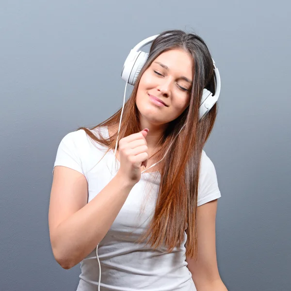 Retrato de mujer urbana bailando con auriculares contra bac gris —  Fotos de Stock