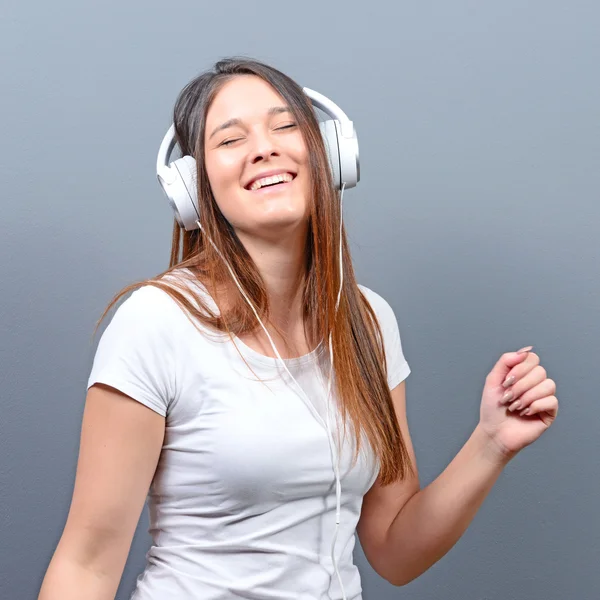 Retrato de mujer urbana bailando con auriculares contra bac gris —  Fotos de Stock