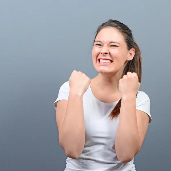 Portrait de femme heureuse exulte pompage poings extatique célèbre — Photo