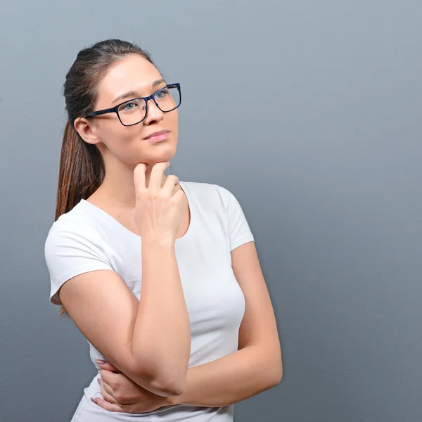 Mujer sexy con gafas posando sobre fondo gris —  Fotos de Stock