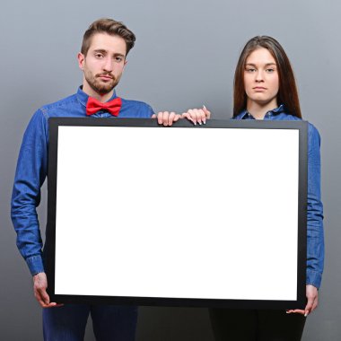 Çift holding boş tahta gri backgrou karşı arıyorum ciddi