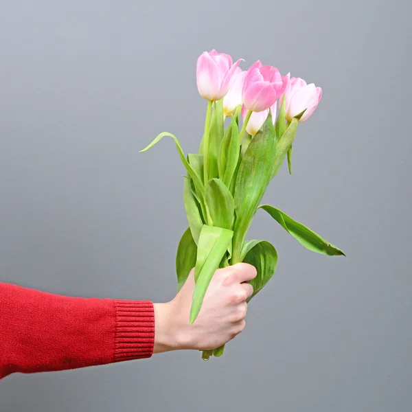 Primo piano di mano mans tenendo bouquet di tulipani — Foto Stock